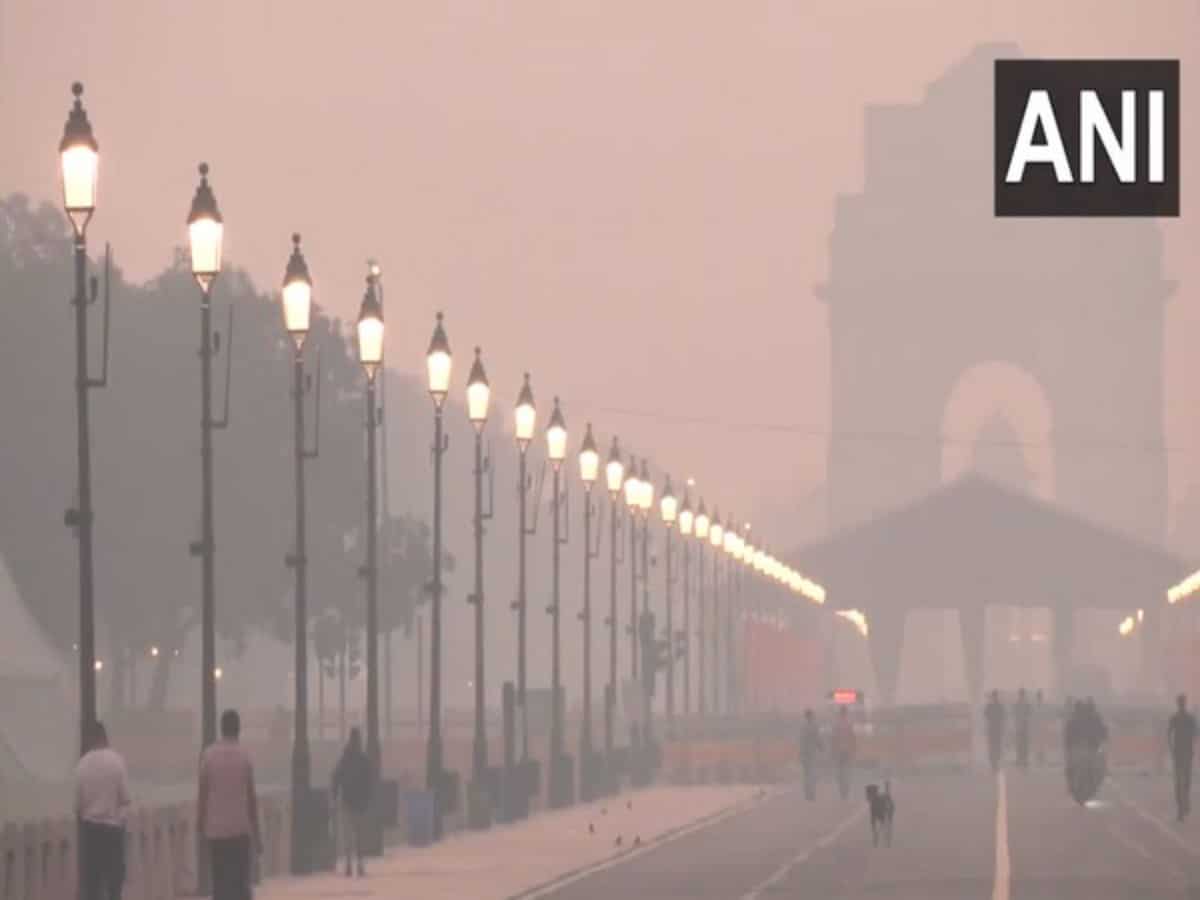 Diwali से पहले ही प्रदूषण ने सांस लेना किया दूभर, राजधानी के कई इलाकों में 300 के पार हुआ AQI