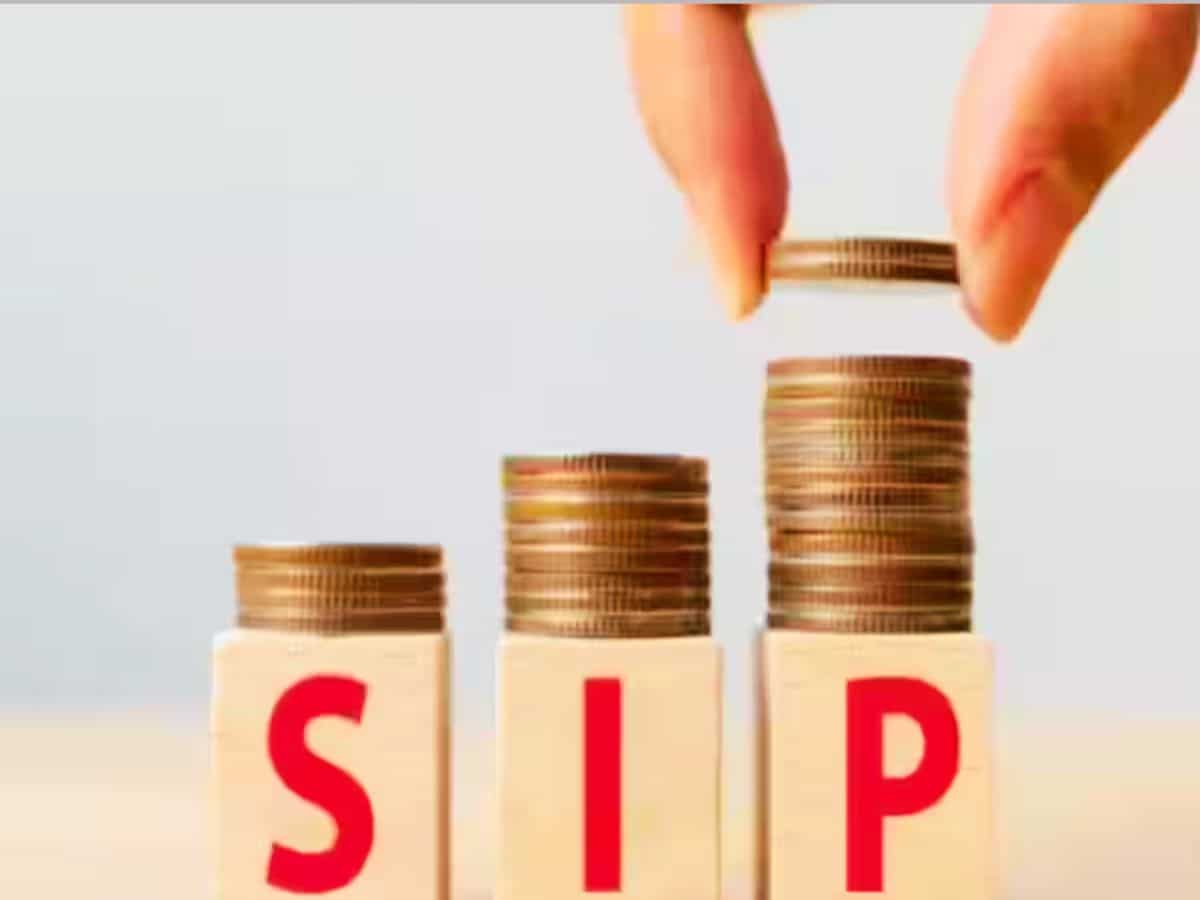 SIP Investment: 15 सालों में तैयार करना हो 1 करोड़ का फंड, तो हर महीने कितना करना होगा निवेश? 