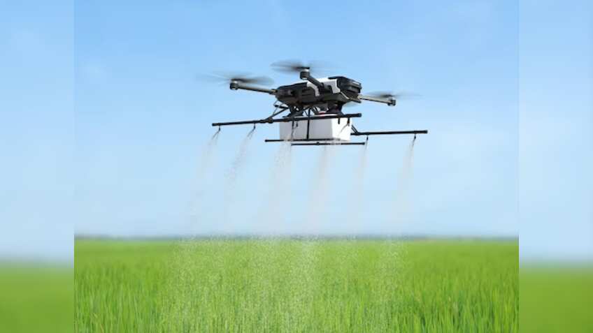 Kisan Drone: यहां ड्रोन से होगा कीटनाशक का छिड़काव, प्रति एकड़ किसानों को 250 रुपये अनुदान देगी सरकार, जानिए डीटेल