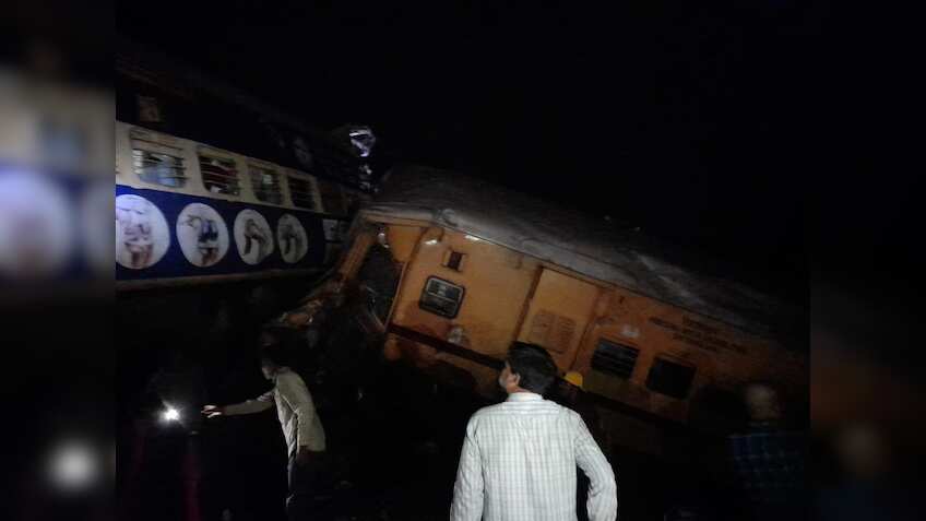 Train Accident: आंध्र प्रदेश के विजयनगरम में बड़ा रेल हादसा, दो ट्रेनों के बीच टक्कर, कई डिब्बे पटरी से उतरे
