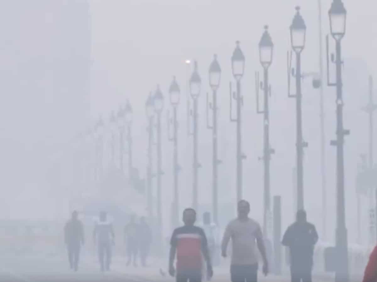 Delhi Air Pollution: दिल्ली में खराब हवा से लोग परेशान! NCR में 300 के पार पहुंचा AQI