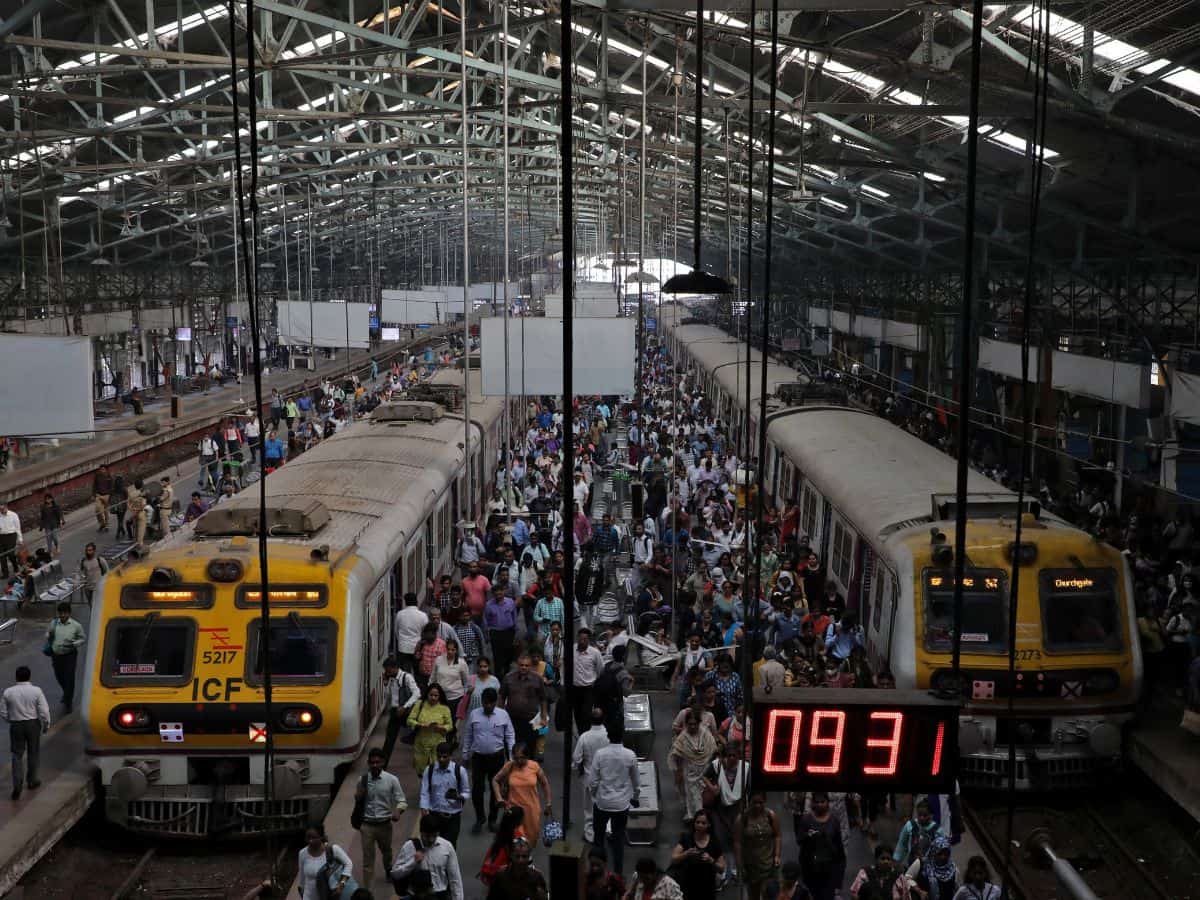 मुंबई लोकल में पीक आवर्स की भीड़ से मिलेगी राहत, सेंट्रल रेलवे ने कर्मचारियों के लिए पेश की नई फ्लेक्सी स्कीम