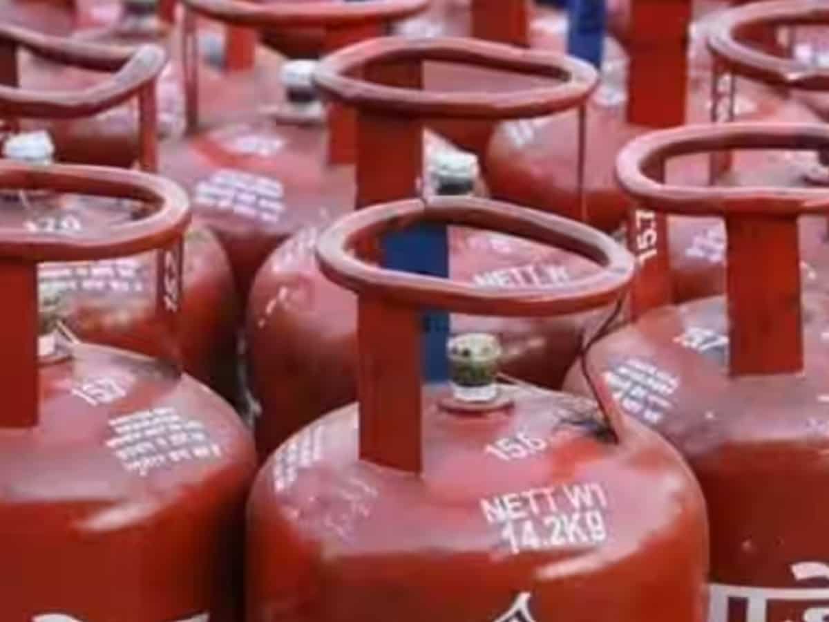 LPG Cylinder Price: आज से 101.50 रुपए महंगा हुआ कमर्शियल एलपीजी सिलेंडर, चेक करें आपके शहर के नए रेट