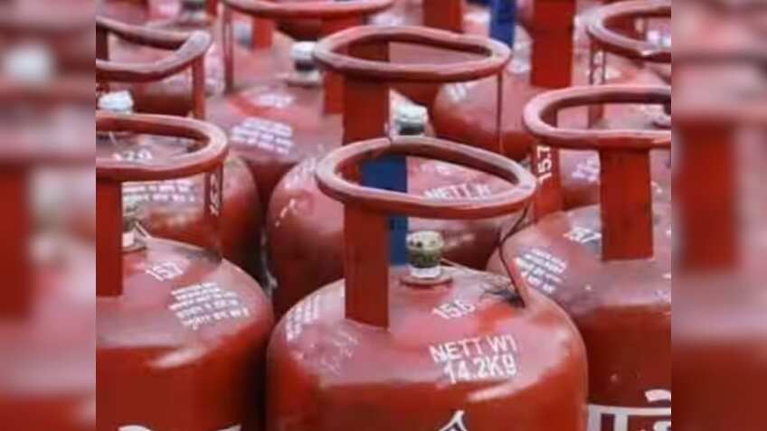LPG Cylinder Price: आज से 101.50 रुपए महंगा हुआ कमर्शियल एलपीजी सिलेंडर, चेक करें आपके शहर के नए रेट