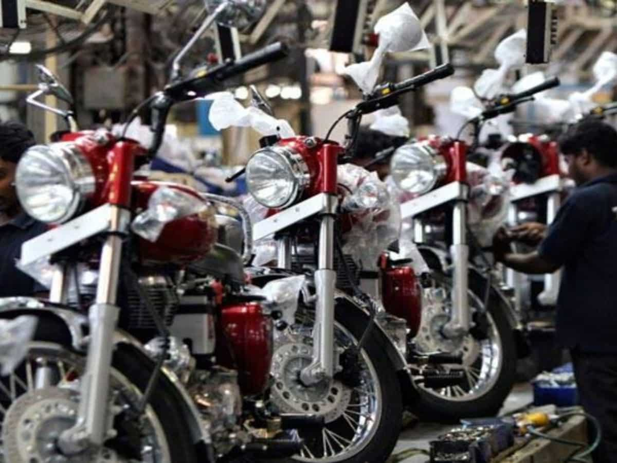 2-व्हीलर सेगमेंट किसने मारी बाज़ी? TVS Motor, Hero MotoCorp या Royal Enfield, जानें अक्टूबर सेल्स