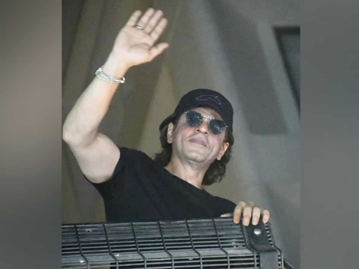 SRK Birthday: किंग खान के जन्‍मदिन पर फैन्‍स ने 'मन्‍नत' के बाहर मनाया दिवाली जैसा जश्‍न, शाहरुख ने इस अंदाज में कहा शुक्रिया