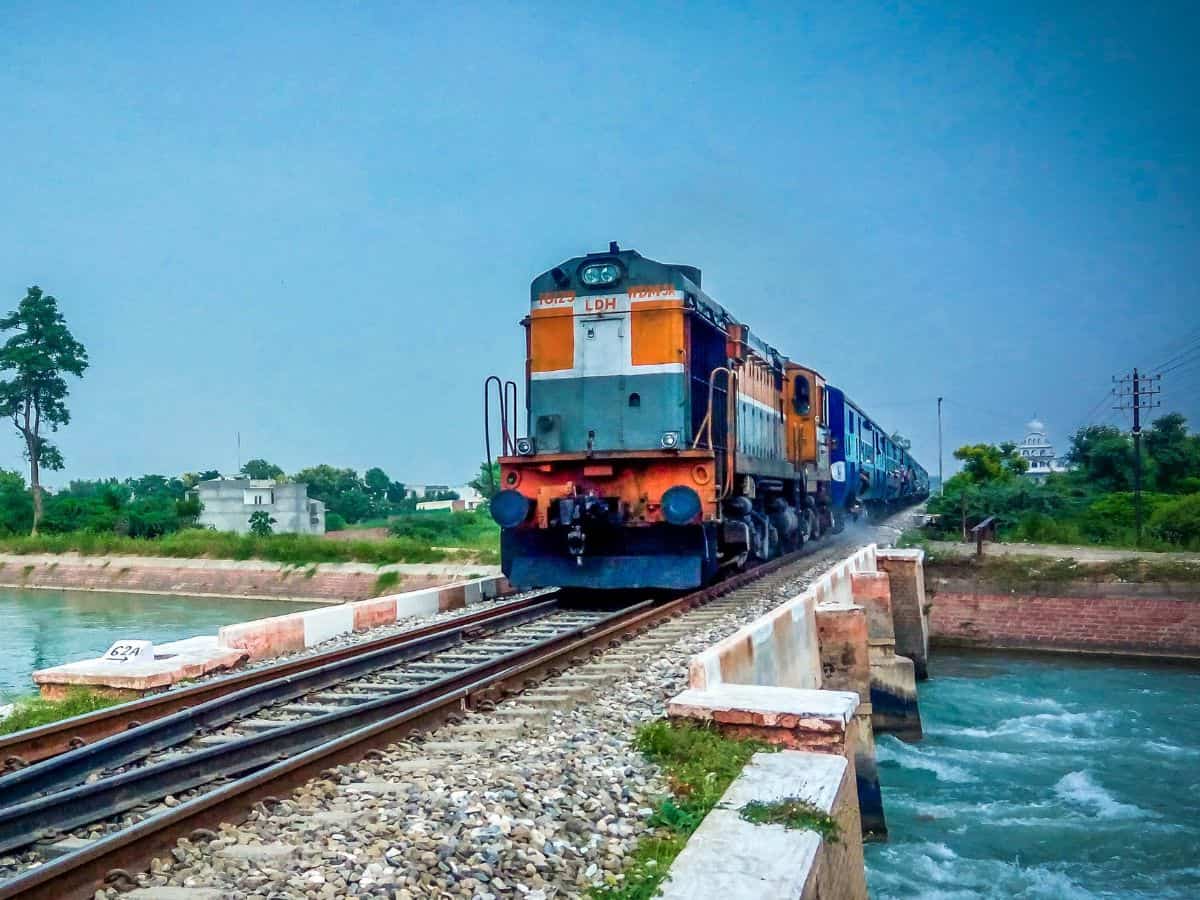 Chhath Trains: रेलवे के 2.4 लाख पैसेंजर्स की हो गई मौज, दिवाली -छठ के लिए इन रूट्स पर चलेंगे 144 फेस्टिव स्पेशल ट्रेनें