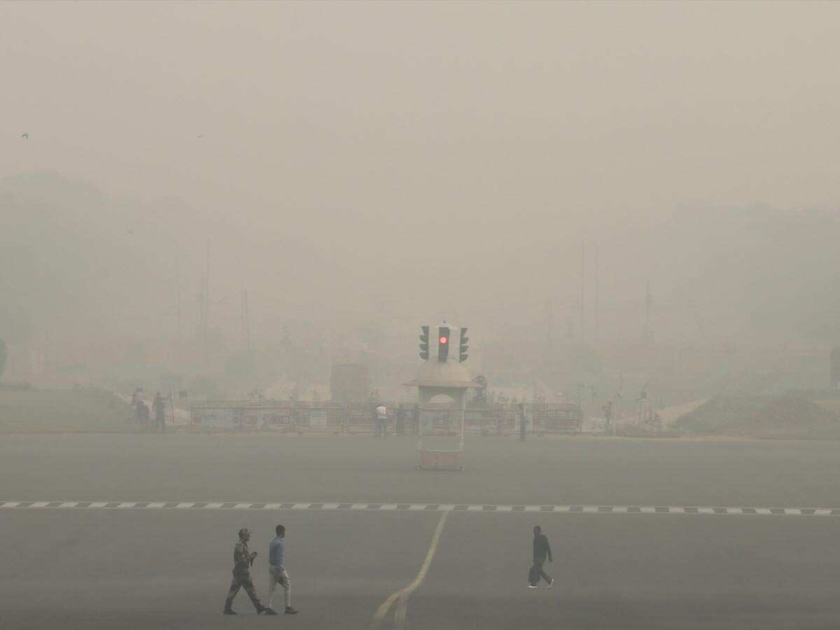 Delhi AQI: दिल्ली में होगा एंटी स्मॉग गन का इस्तेमाल, बच्चों-बुजर्गों के लिए जारी होगी एडवाइजरी, LG की मीटिंग में हुए ये फैसले