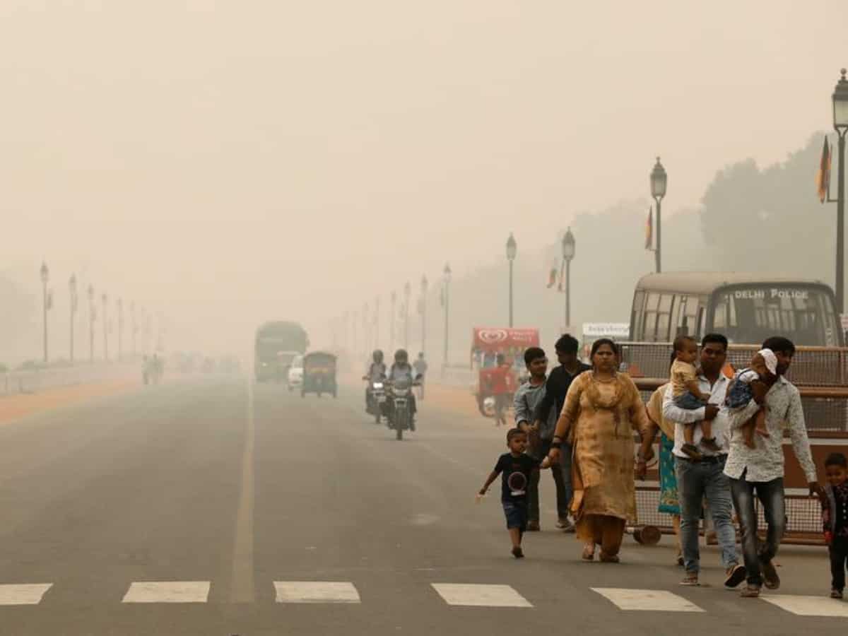 दिल्ली में सांस लेना हुआ दूभर, वायु गुणवत्ता 'गंभीर' श्रेणी में, आनंद विहार का AQI 448