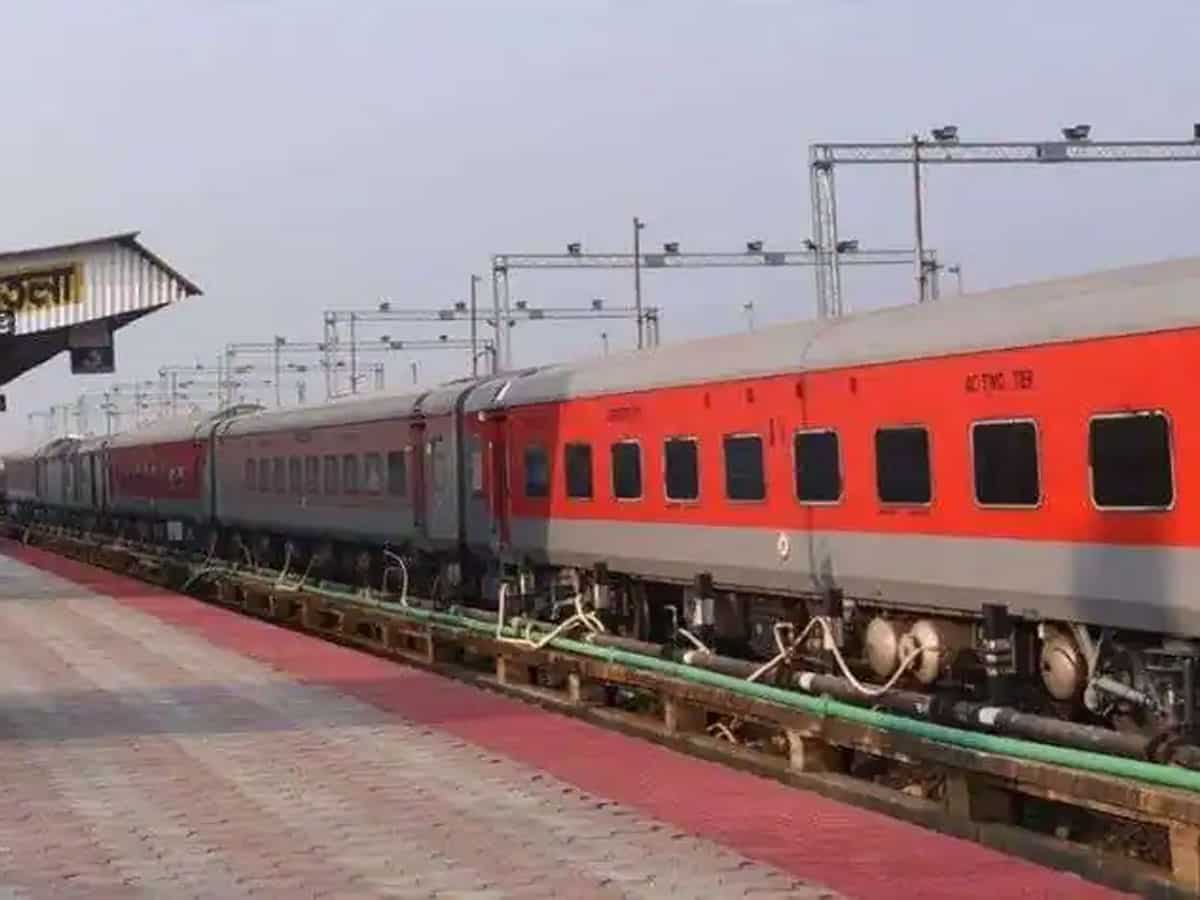 Diwali Special train: दिवाली में रेलवे ने दिया स्पेशल ट्रेनों का गिफ्ट, कंफर्म टिकट की टेंशन खत्म, चेक करें शेड्यूल