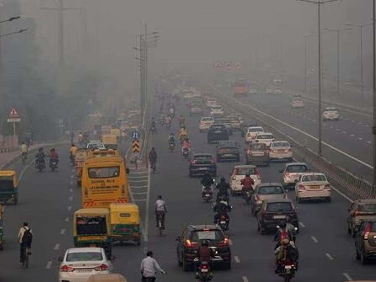 Delhi Pollution: नोएडा ट्रैफिक पुलिस ने जारी की एडवाइजरी, इन वाहनों की एंट्री बैन, जरूर अपडेट कर लें पॉल्यूशन सर्टिफिकेट