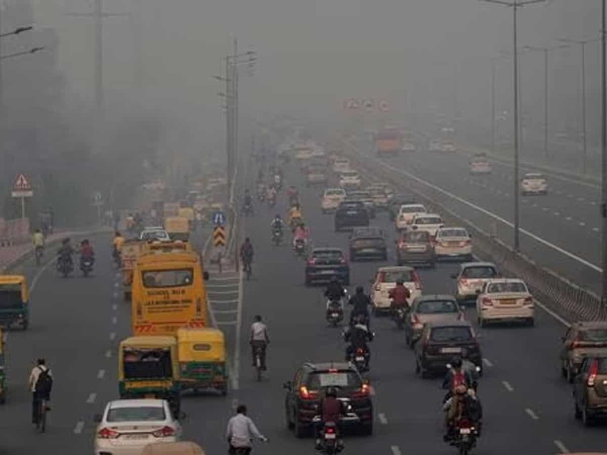 Delhi Pollution: नोएडा ट्रैफिक पुलिस ने जारी की एडवाइजरी, इन वाहनों की एंट्री बैन, जरूर अपडेट कर लें पॉल्यूशन सर्टिफिकेट