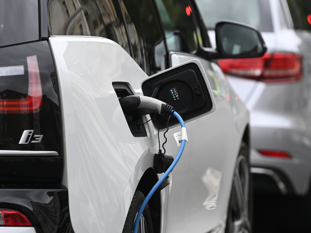 इलेक्ट्रिक व्हीकल चार्ज करना होगा और भी आसान! ये कंपनी देशभर में इंस्टॉल कर रही है 2550 चार्जर