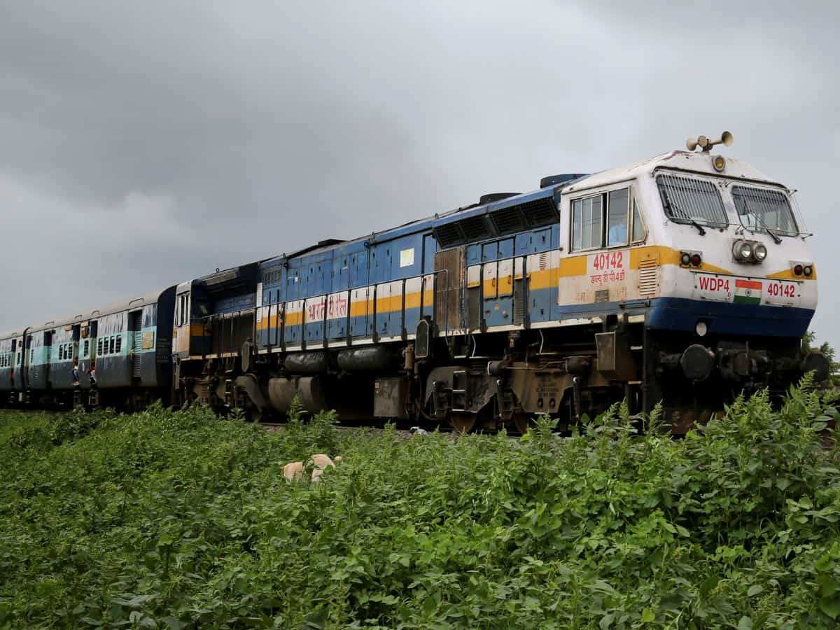 Special Trains: रेलवे के 6 लाख पैसेंजर्स की हो गई मौज, दिवाली -छठ के लिए इन रूट्स पर चलेंगे 34 फेस्टिव स्पेशल ट्रेनें