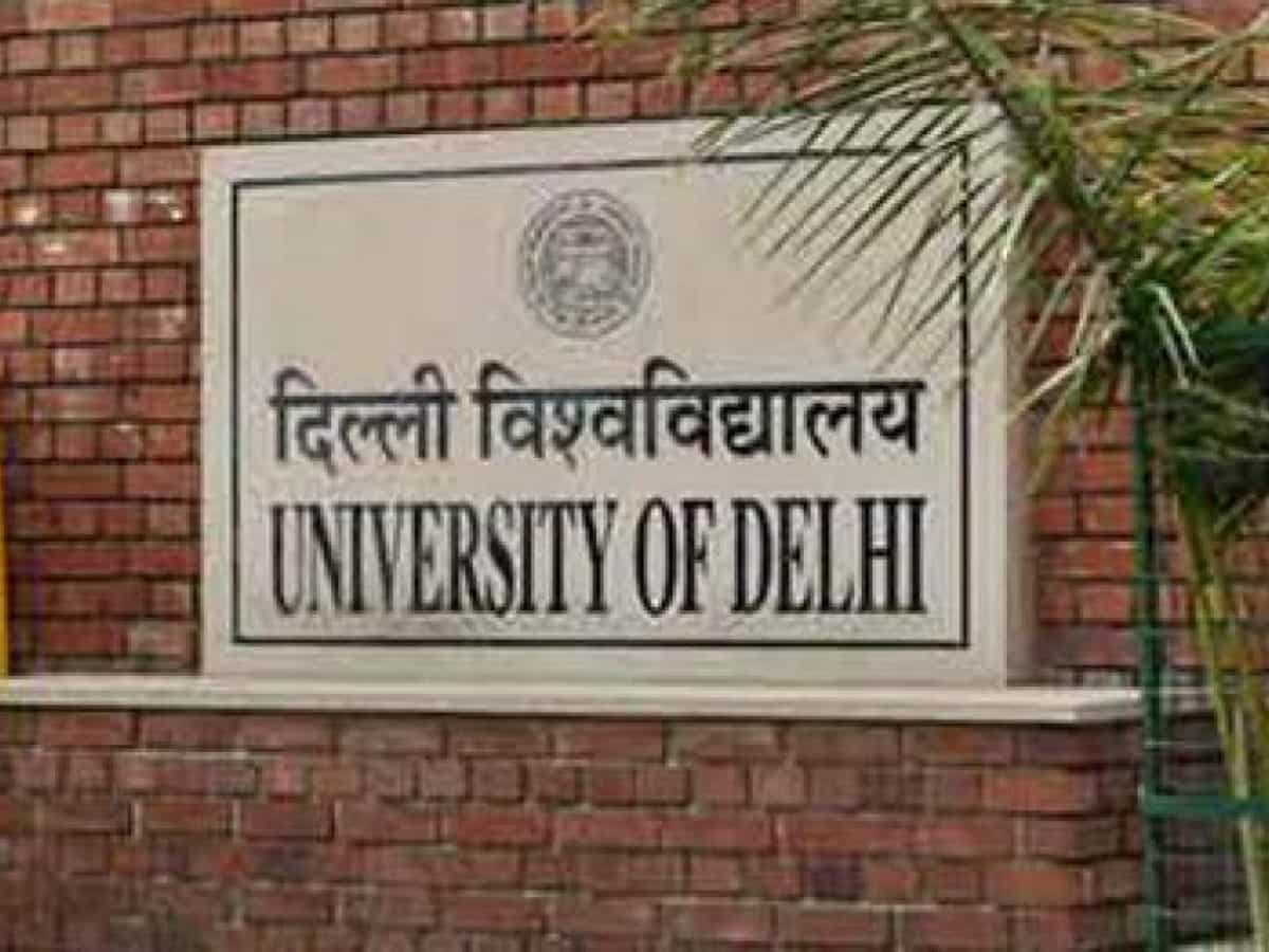 DU University: दिल्ली यूनिवर्सिटी ने P.hd के फीस में की कटौती, पहले 10 गुना बढ़ाए गए थे फीस