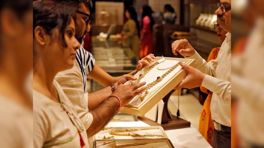 Gold Silver Price Today: सोने और चांदी में हल्की मजबूती, दिवाली से पहले क्या है भाव?