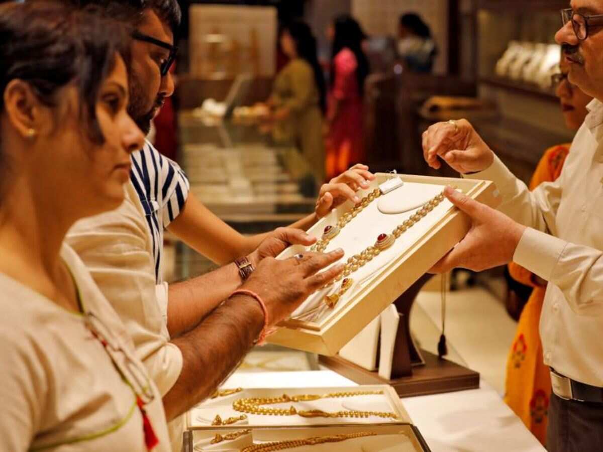 Gold Silver Price Today: सोने और चांदी में हल्की मजबूती, दिवाली से पहले क्या है भाव?