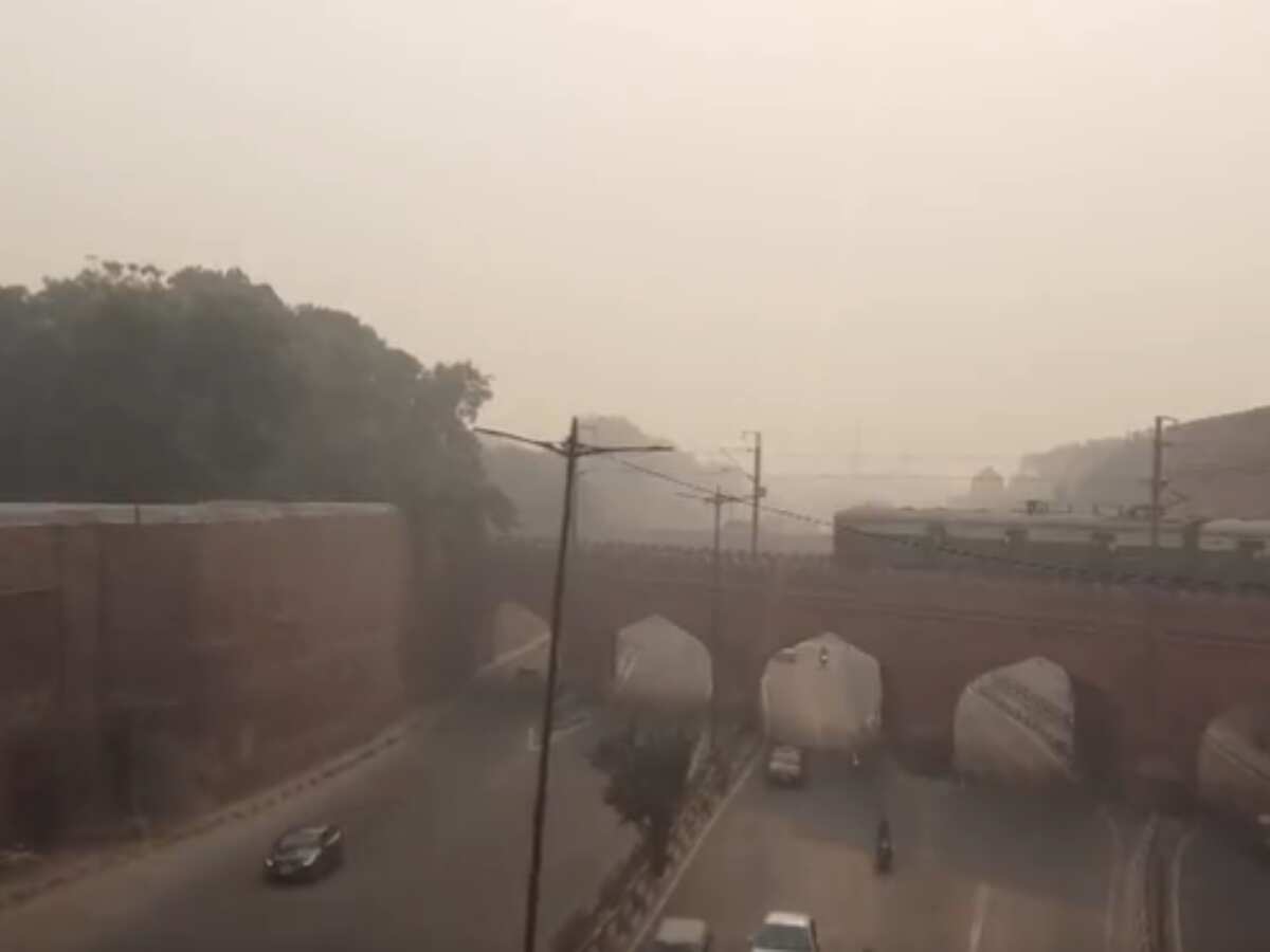 Air Pollution: दिल्ली-NCR में खतरनाक स्तर पर पहुंचा प्रदूषण, आनंद विहार का AQI 452, जानें अपने शहर का हाल