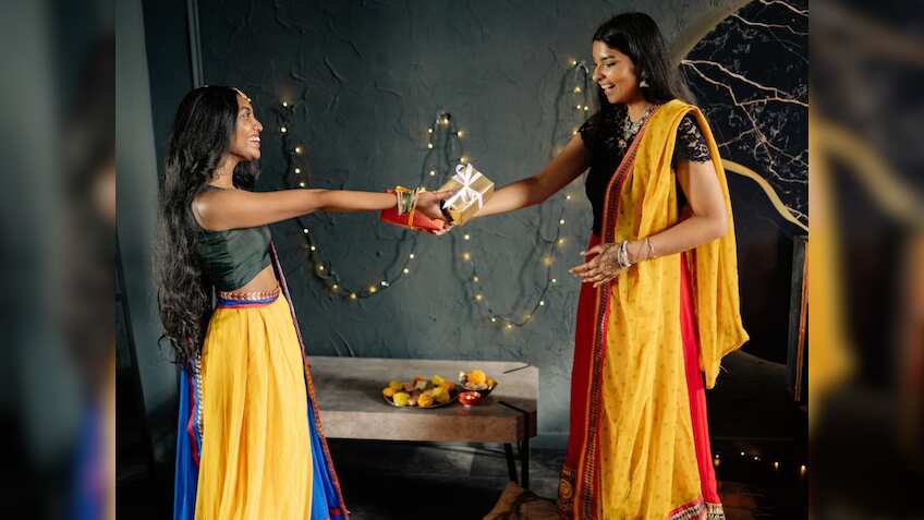 दिवाली पर गिफ्ट ले रहे हैं तो देना होगा टैक्स, जानें आपके किन गिफ्ट्स पर टैक्स वसूलती है सरकार