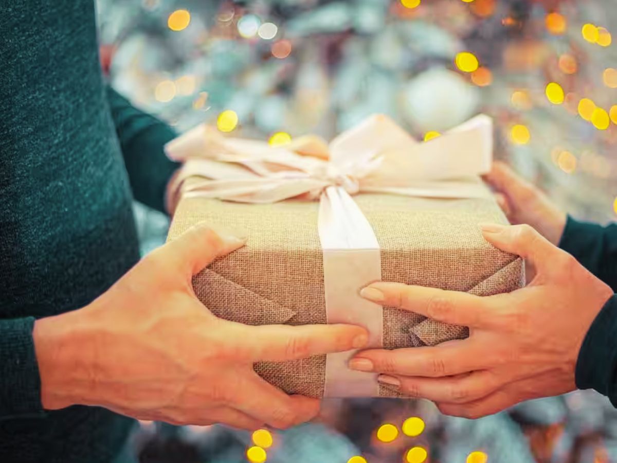 Diwali 2023: इस दिवाली 'घर की लक्ष्मी' को दें ये फाइनेंशियल गिफ्ट्स, भविष्य होगा सुरक्षित और यादगार हो जाएगा त्योहार