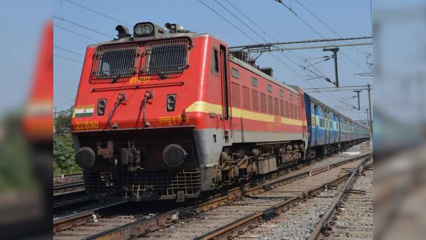 ट्रेन के अंदर और ट्रैक पर भूलकर भी फोड़े पटाखे, जुर्माने के साथ जेल में बीतेगी दिवाली, जानिए क्या कहता है कानून