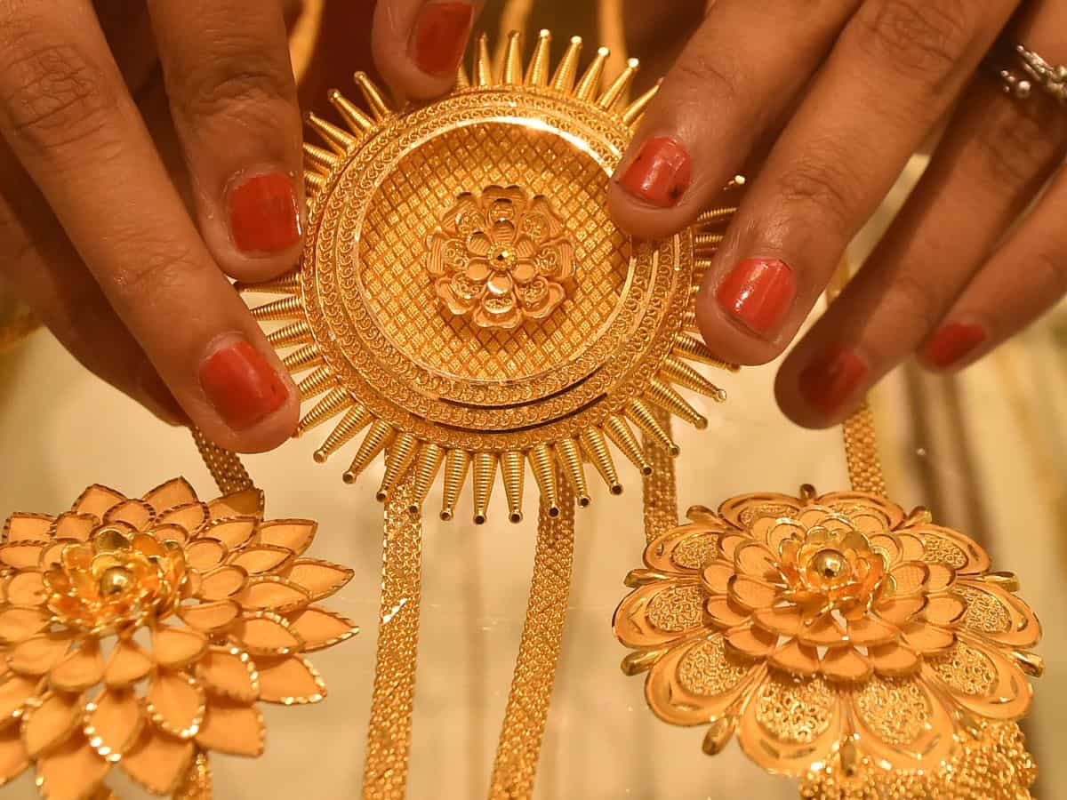 Dhanteras Gold Price: इस धनतेरस सोना करीब 10000 रुपए महंगा, लेकिन बिक्री में 10% ग्रोथ की उम्मीद 