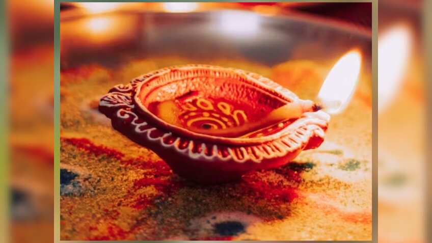 Narak Chaturdashi 2023: इस दिन क्‍यों मुख्‍य द्वार पर जलाते हैं दीया, क्‍या है यमदीप का महत्‍व?