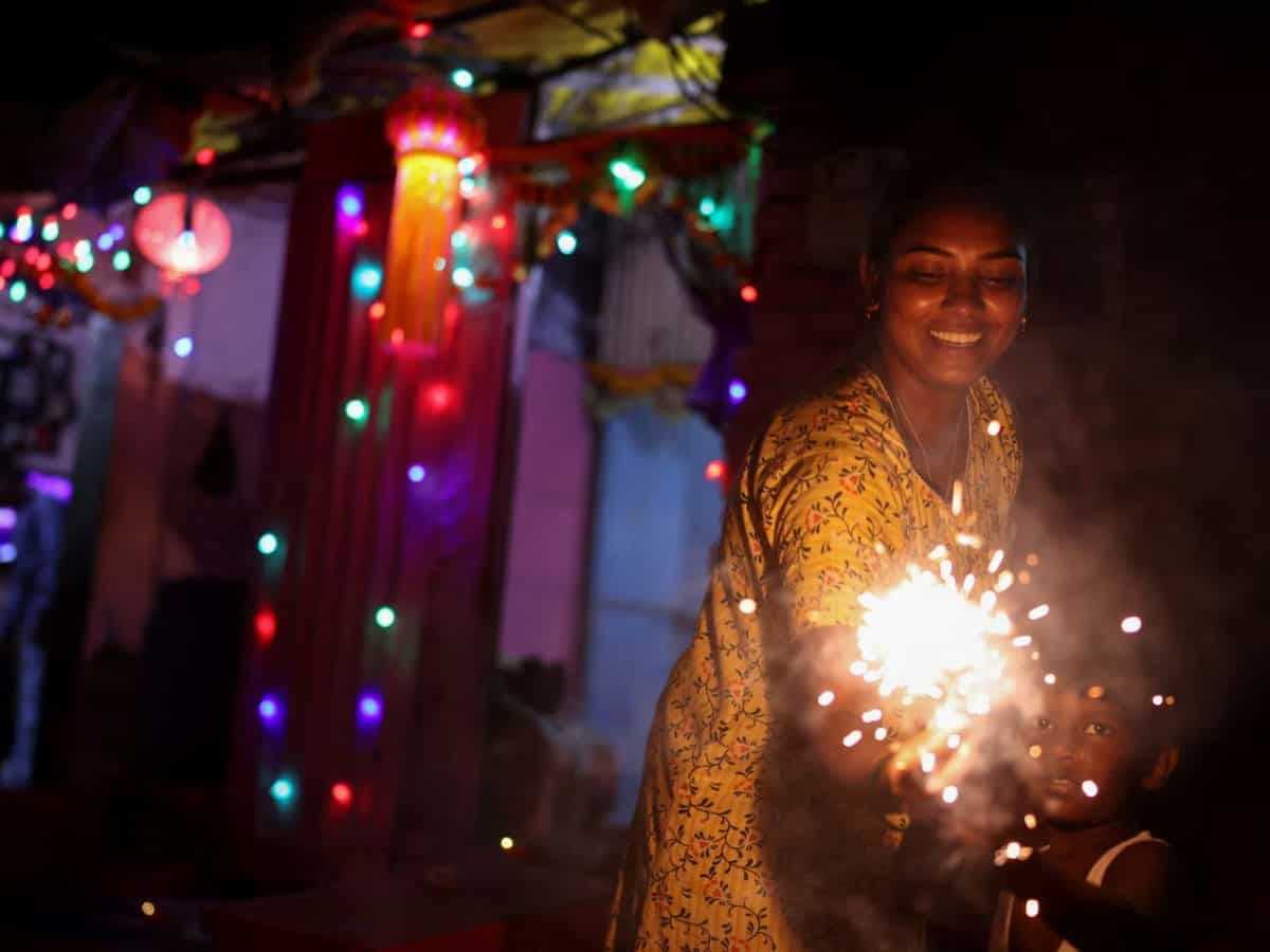 Diwali 2023: दिवाली के दिन कई घरों में खेला जाता है 'जुआ', कहीं माना जाता है शुभ, जानिए ऐसा क्यों होता है