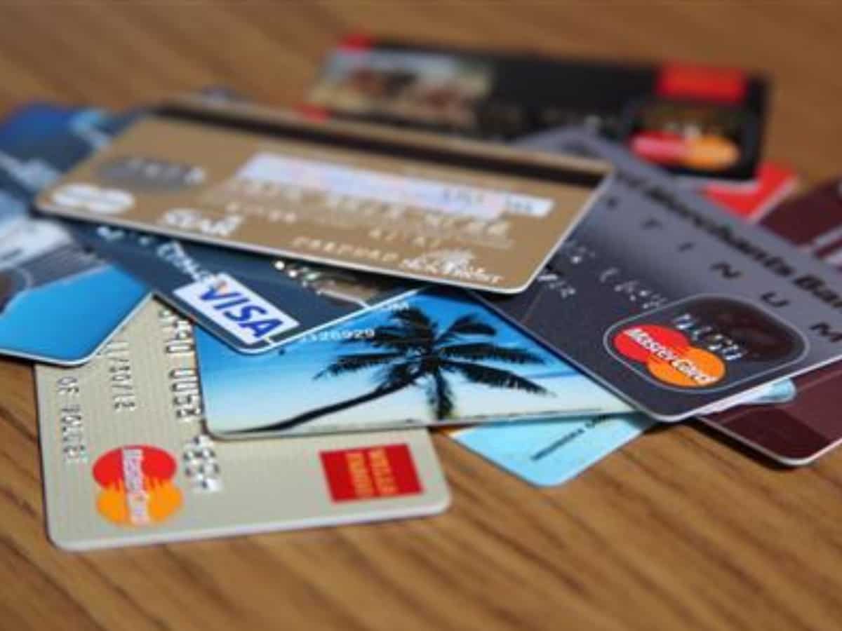 Debit और Credit Card का इस्तेमाल करते हैं? यहां जानिए दोनों के बीच क्या होता है अंतर