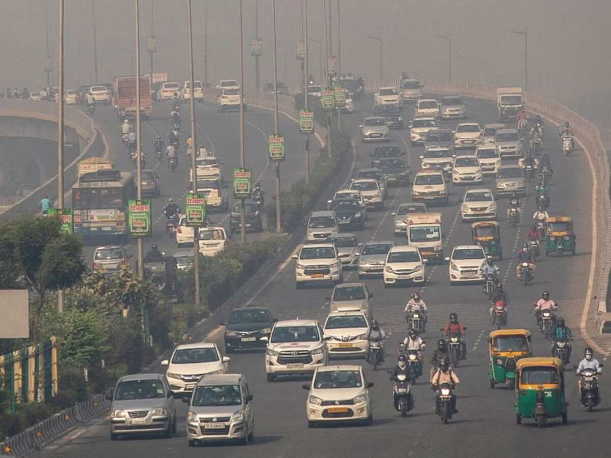 Delhi Air Pollution: दिल्ली-NCR में बारिश के बाद प्रदूषण से थोड़ी राहत, लेकिन हवा अब भी 'खराब' श्रेणी में