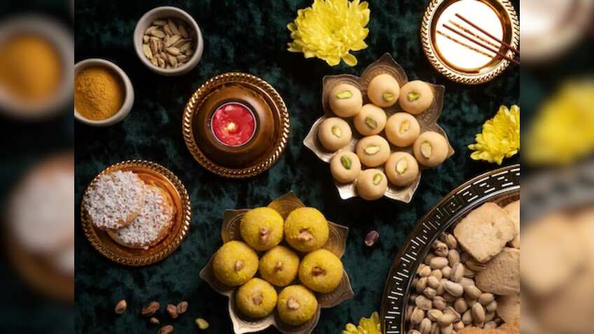  दिवाली पर बच जाएं मिठाई तो इस तरह करें स्टोर, महीनों खराब नहीं होंगी