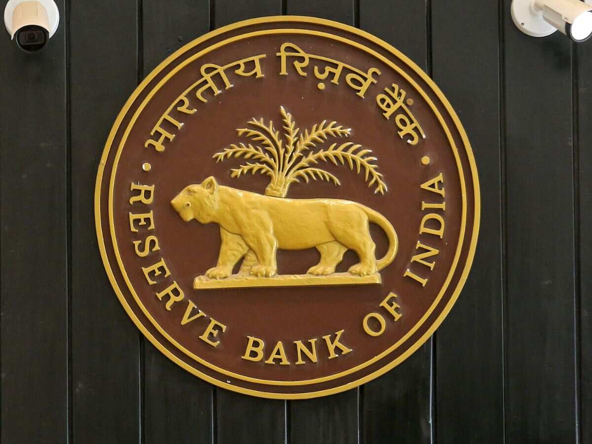 दिग्ग्ज एनबीएफसी Bajaj Finance को RBI का बड़ा झटका, बाजार खुलने पर शेयर पर रखें नजर