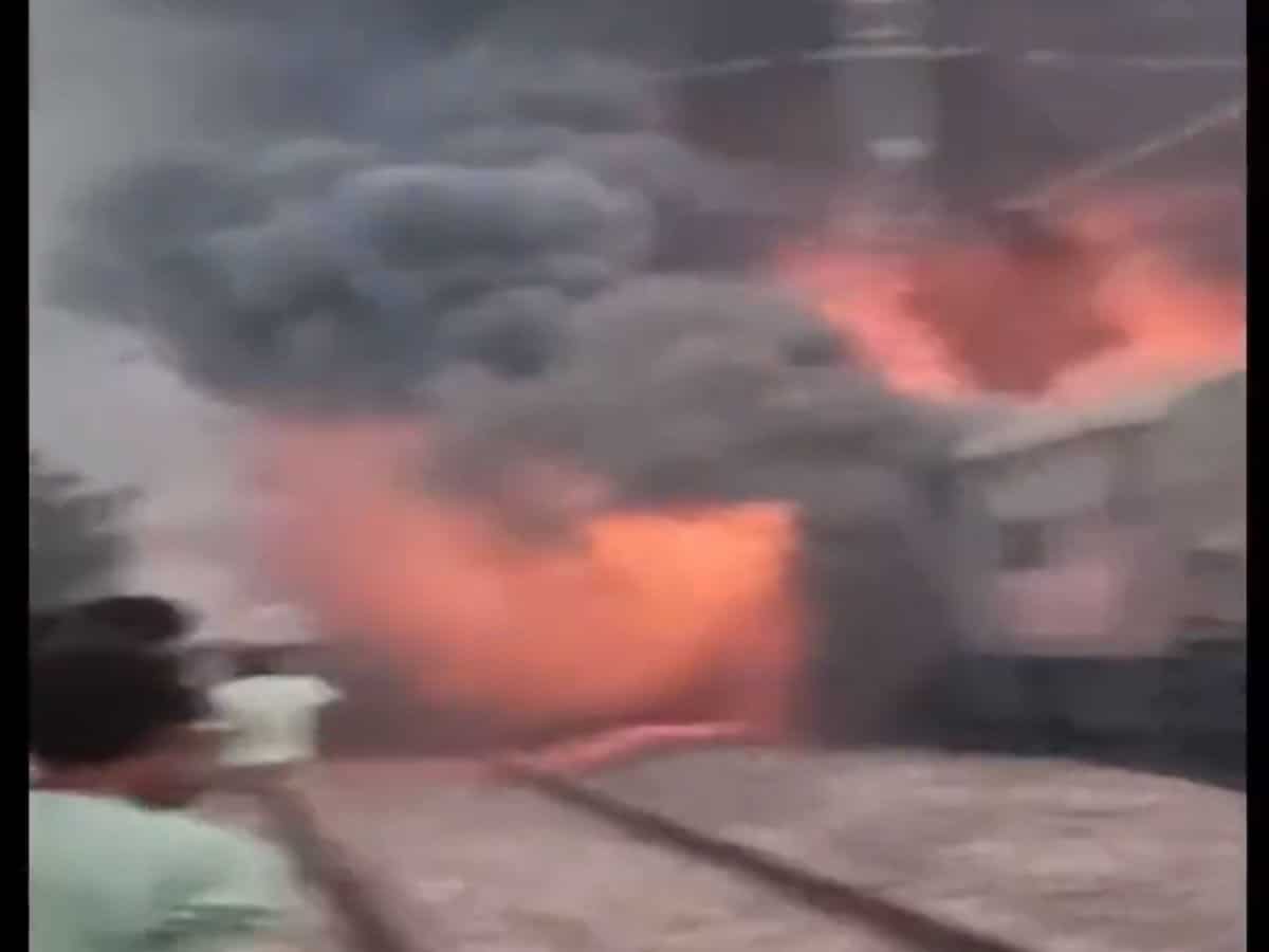 नई दिल्ली से दरभंगा जा रही ट्रेन संख्या 02570 में लगी आग, 2 यात्रियों के झुलसने की खबर