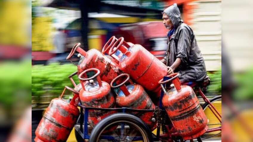 LPG Cylinder Price Today: दिवाली के बाद एलपीजी सिलेंडर पर मिली राहत, तेल कंपनियों ने इतने घटा दिए दाम