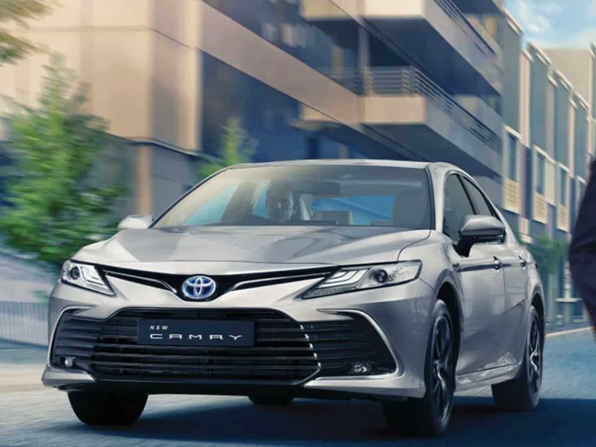 Toyota ने पेश की ऑल न्यू फुली हाइब्रिड Camry, इंटीरियर और एक्सटीरियर में किए ये बदलाव