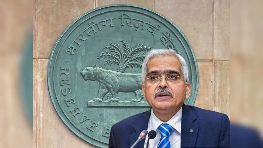 Personal Loan: ताबड़तोड़ कर्ज बांट रहे बैंकों पर RBI के एक एक्शन से आपका लोन कैसे होगा महंगा? समझें