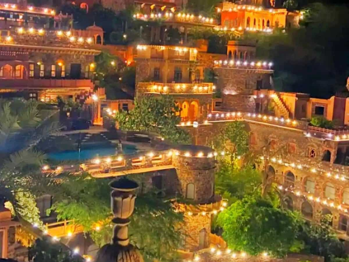 Neemrana Fort: वीकेंड पर नीमराणा फोर्ट घूमने का करें प्लान, जानें कैसे पहुंचें और कितना आएगा खर्च