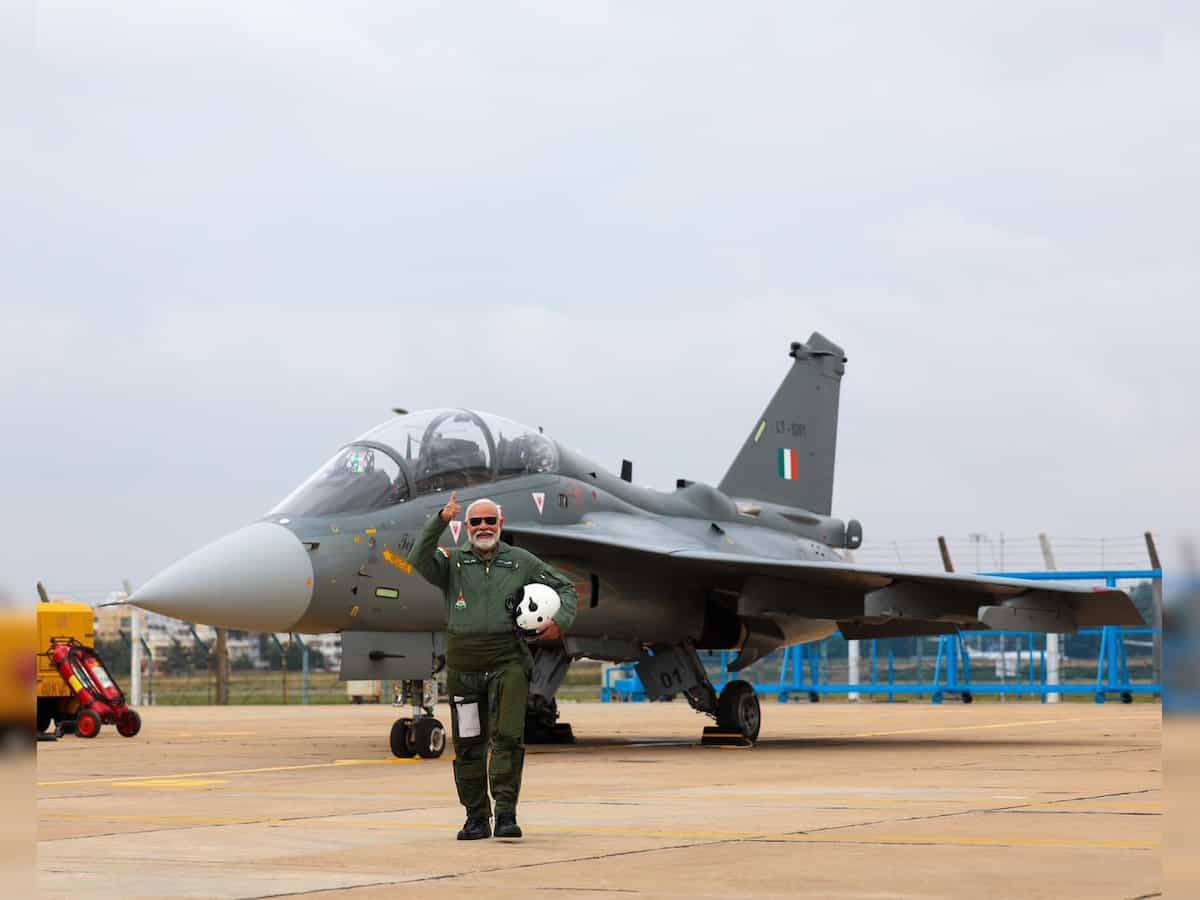 PM Flies in Tejas: पीएम मोदी ने तेजस लड़ाकू विमान में भरी उड़ान, बेंगलुरु में HAL का किया दौरा