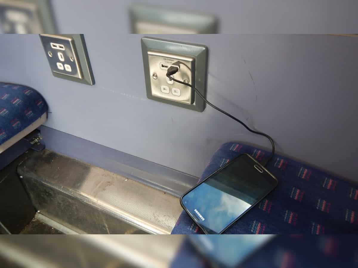 ट्रेन में करते हैं फोन चार्ज तो हो जाएं सावधान, वरना हो सकता है फोन हैक- जानें इससे कैसे बचें 