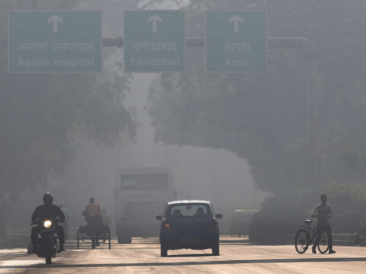 Delhi Air Pollution: दिल्ली-NCR में प्रदूषण से अभी भी राहत नहीं, कई इलाकों का AQI 400 के पार 