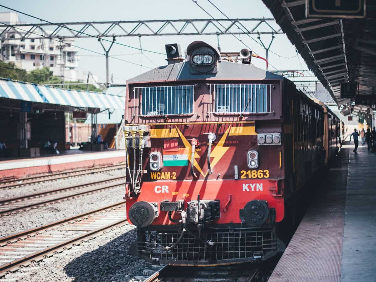 सेंट्रल रेलवे ने दिया पैसेंजर्स को बड़ा झटका, उत्तर प्रदेश जाने वाली इन 96 ट्रेनों को कर दिया कैंसिल, देखें पूरी लिस्ट