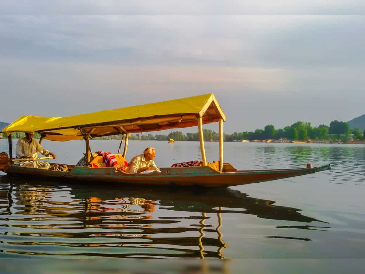 Srinagar Travel Tips: नए साल पर श्रीनगर घूमने का करें प्लान, जानें ठहरने की बेस्ट जगह और डल लेकर घूमने का खर्च