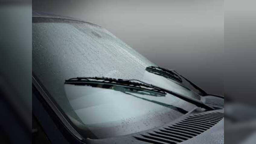 सर्दियों में भाप जमने की वजह से कार की खिड़की से नहीं दिख रहा आर-पार, ये टिप्स बनेंगी मददगार