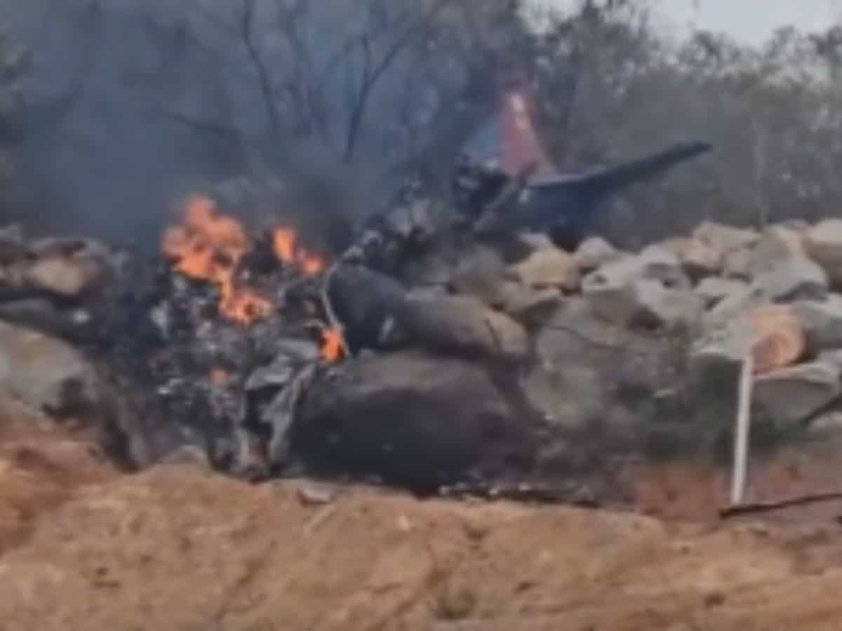 IAF Training Plane Crash: तेलंगाना में भारतीय वायुसेना का ट्रेनर एयरक्राफ्ट क्रैश, 2 पायलटों की मौत