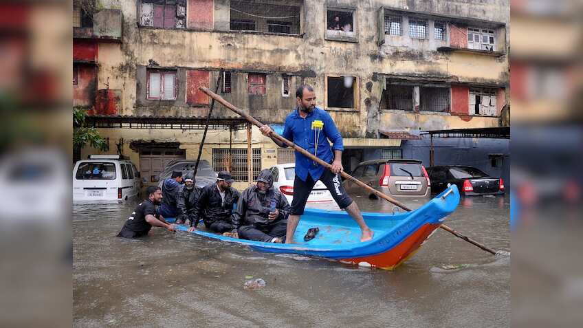 चक्रवाती तूफान 'Michaung' ने रोकी ट्रेनों की रफ्तार, 8 दिसंबर तक कैंसिल हैं 100 से अधिक ट्रेनें, यहां चेक कर लें पूरी लिस्ट
