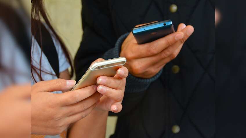 आपका फोन सभी बाते सुनता है, नहीं करना चाहते शेयर तो तुरंत बंद कर दें ये सेटिंग्स