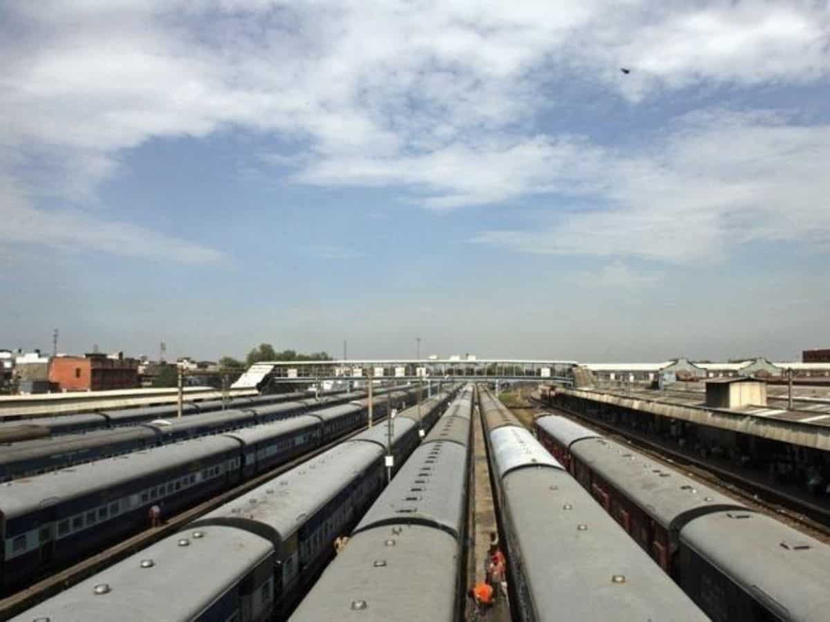 महाराष्ट्र जाने वाले पैसेंजर्स को रेलवे ने दी बड़ी खुशखबरी, इन रूट्स पर चला रही है 18 स्पेशल ट्रेनें, चेक करें डीटेल्स