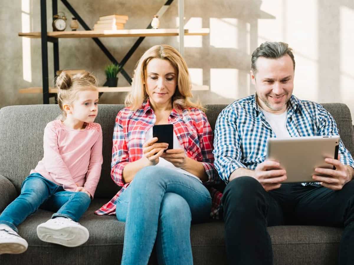 आईना दिखाता सर्वे: मोबाइल फोन से रिश्ता 7 घंटे, बच्चों से रिश्ता 2 घंटे, 'स्मार्टफोन के बिना नहीं रह सकते'