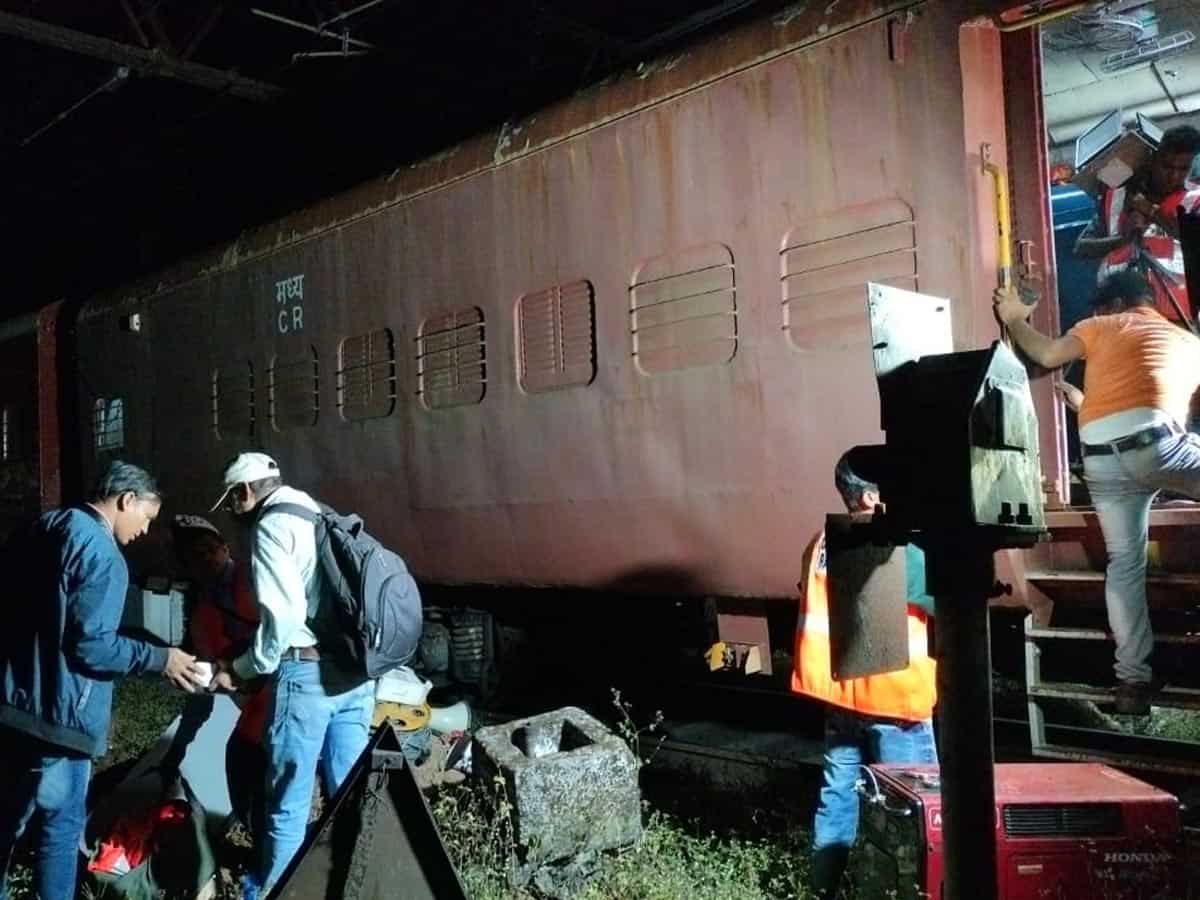Train Derailment: मुंबई के बाहरी इलाके में पटरी से उतरे मालगाड़ी के सात डिब्बे, कई ट्रेनों के रूट्स डायवर्ट