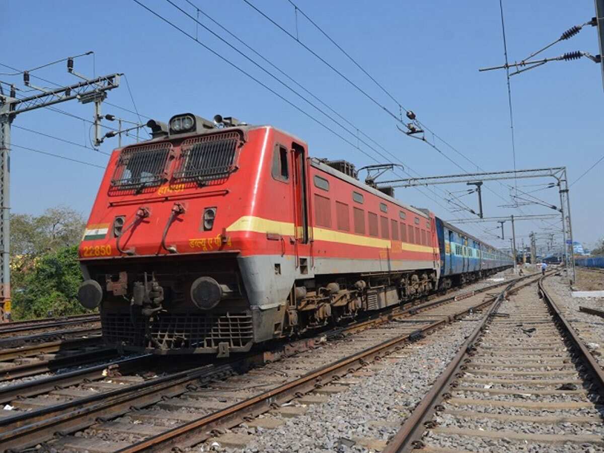 Train Cancelled: क्रिसमस से पहले एक दर्जन ट्रेनें कैंसिल, आठ ट्रेनों के रूट्स डायवर्ट, जरूर चेक कर लें ये लिस्ट